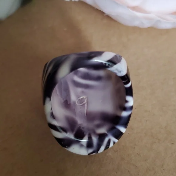 Vintage Bold Zebra Lucite Ring - Picture 6 of 7
